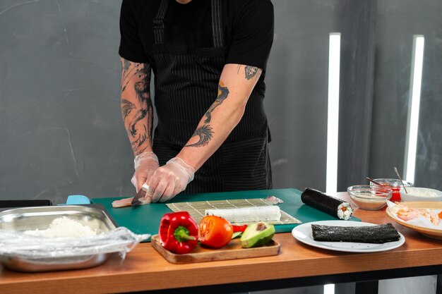 Kucharz przygotowujący danie